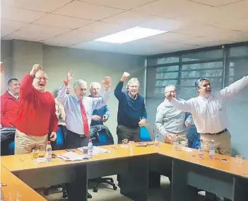  ??  ?? ►► El ex Presidente Piñera viendo el partido ayer, en Temuco.