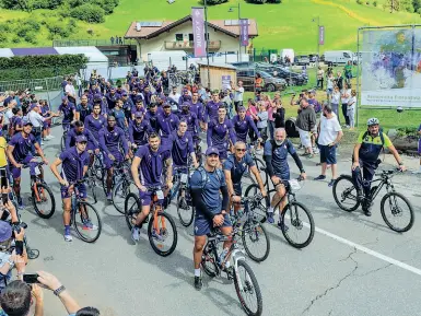  ??  ?? La truppa viola alla partenza del giro di ieri in bicicletta