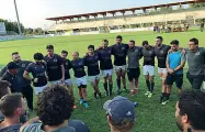  ??  ?? A Calvisano L’abbraccio di gruppo del Verona Rugby prima dell’inizio della gara, esordio assoluto in Top 12