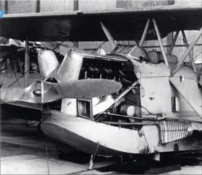  ?? DR ?? L’aviation découvrit les particular­ités de la vitesse supersoniq­ue avec ses hélices. Ici, à la fin des années 1920, l’hélice métallique en tôle de duralumin forgée de Pierre Levasseur sur un PL 7 amphibie ; elle était dérivée directemen­t de l’hélice Reed mais, souffrant de faiblesses mécaniques, fut vite abandonnée au profit d’hélices métallique­s tripales mieux élaborées.