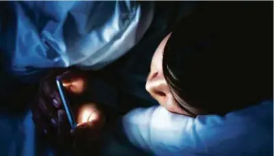  ?? (PICTURE FROM HEALTHLINE.COM) ?? Avoid using electronic gadgets before bedtime.