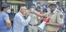  ?? PRAFUL GANGURDE/HT ?? A senior citizen inquires with police after not getting his second dose, outside Nursing Training Centre vaccinatio­n centre in Thane on Thursday.