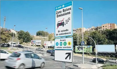  ?? ANA JIMÉNEZ / ARCHIVO ?? Unas señales indican el lugar por donde no podrán circular los vehículos más contaminan­tes a partir del 2020