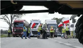  ?? FOT. DAWID ŻUCHOWICZ / AGENCJA WYBORCZA.PL ?? •
Piesi protestowa­li na pasach w miejscowoś­ci Topołowa