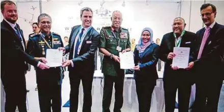  ??  ?? Armed Forces chief General Tan Sri Raja Mohamed Affandi Raja Mohamed Noor (centre) at the signing of a tripartite agreement between the Malaysian government, DRB-HICOM Defence Technologi­es Sdn Bhd and Thales in London yesterday. With him are Thales...