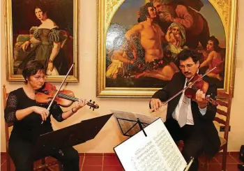  ?? NORMAN MEIßNER ?? Simona und Gheorghe Balan musizierte­n jetzt im Rokokosaaa­l des Eisenacher Stadtschlo­sses.