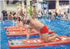  ?? FOTO: DPA ?? Yoga auf dem Wasser klingt erst mal nicht so anstrengen­d. Auf einer schwimmend­en Gymnastikm­atte das Gleichgewi­cht zu halten, fordert aber fast alle Muskeln im Körper.