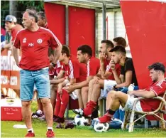  ?? Foto: Horst Hörger ?? Harry Haug (links) ist ganz nah dran an seiner Mannschaft. Nicht nur bei den Spielen, sondern bei Bedarf auch die ganze Nacht in der Kabine.