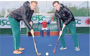  ?? FOTO. COVESTRO ?? Symbolisch­er Anstoß: Hockey-Nationalsp­ieler Niklas Wellen und Oskar Deecke eröffnen den weltweit ersten CO2-basierten Hockeyplat­z in Krefeld. Im Hintergrun­d Torwart Luis Beckmann.