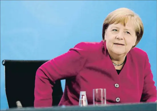  ?? MARKUS SCHREIBER / AFP ?? Merkel ha visto que contribuir a que todos los países de Europa superen la crisis económica de la pandemia conviene también a Alemania