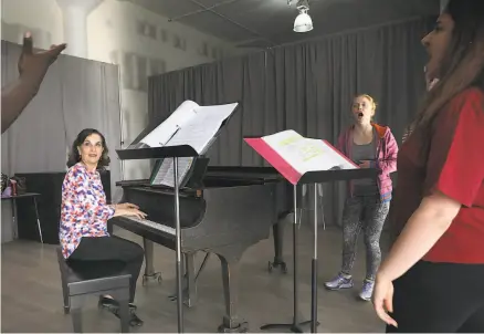  ?? Liz Hafalia / The Chronicle ?? Lauren Mayer rehearses the Musical Theatre production of “The Threepenny Opera” with Conservato­ry of Music students.