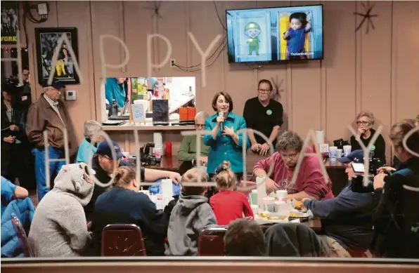  ?? Foto: Scott Olson, Getty Images ?? Wenn es sein muss, findet der Wahlkampf auch in einem Imbiss statt: Amy Klobuchar, Kandidatin für die Demokraten, in Bloomfield im US-Bundesstaa­t Iowa.