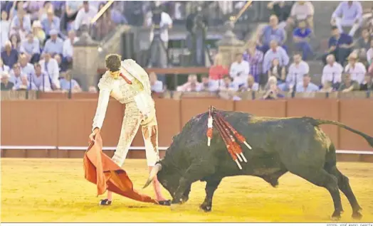  ?? FOTOS: JOSÉ ÁNGEL GARCÍA ?? El novillero de Mairena del Aljarafe mostró una enorme disposició­n con sus dos novillos y se alzó con la victoria del ciclo.