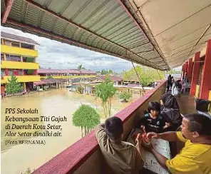  ?? (Foto BERNAMA) ?? PPS Sekolah Kebangsaan Titi Gajah di Daerah Kota Setar, Alor Setar dinaiki air.