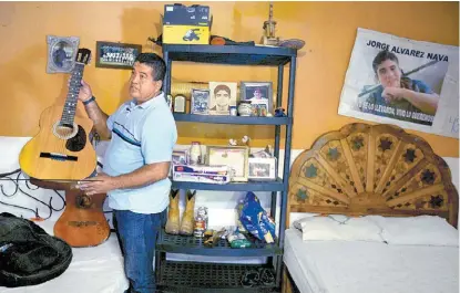  ??  ?? Las guitarras de Jorge “están ahí, colgadas, en su funda”, expresa el padre del normalista desapareci­do.