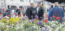  ?? ?? Markus Dodel hat, wie seine Kollegen, eine bunte Auswahl an Frühlingsb­lumen mitgebrach­t. Er freut sich, dass viele Menschen unterwegs sind.
