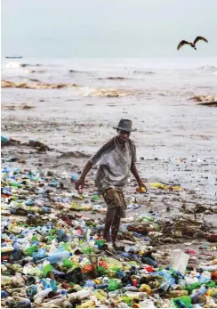  ?? Foto: dpa/Christian Thompson ?? Plastikmül­lberge an einem Strand in Ghana