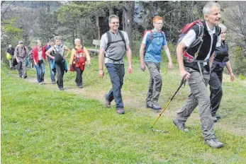 ?? FOTO: ARCHIV ?? Walter Knittel (rechts) ist selbst begeistert­er Wanderer und läuft gewöhnlich mit den Gruppen mit.