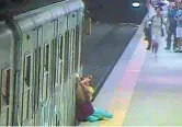  ??  ?? Un frame tratto dal video della donna trascinata dal metrò