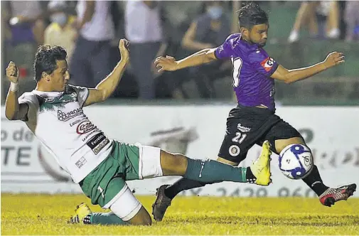  ??  ?? Apretado. Kevin Calderón, del Sonsonate, se barre para evitar el centro del fasista Wilma Torres, durante una de las acciones del partido.