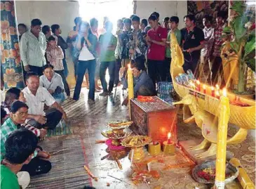  ?? FACEBOOK ?? Villagers take part in a ceremony at a Kampot pagoda where three women swore they don’t practice sorcery.