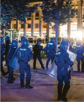  ?? Foto: Simon Adomat, dpa ?? Polizeiein­heiten sammeln sich in der Nacht auf Sonntag, um gegen die Randaliere­r vorzugehen.