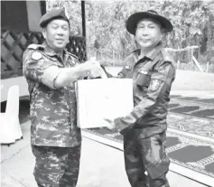  ??  ?? Hazani presents a souvenir to a Road Check Point personnel.