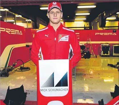  ?? FOTO: MANEL MONTILLA ?? Mick Schumacher posa para MD con la parte frontal de su coche de Fórmula 2 ante el box de su equipo, el Prema Powerteam