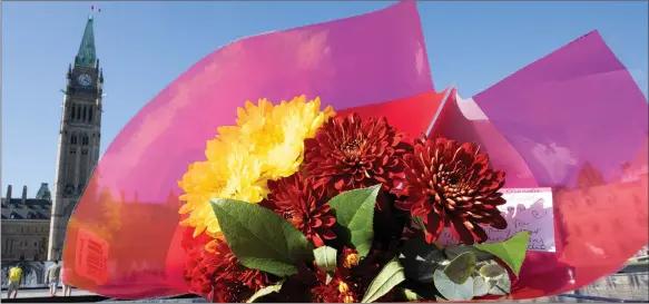  ?? ?? The Canadian Press
Flowers sit on the pedestal of the Centennial flame in front of the Peace tower with a message thanking the Queen for her service on yesterday in Ottawa.