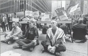  ??  ?? Manifestan­tes participan en una protesta contra el gobierno de Donald Trump, ayer en Chicago, Illinois