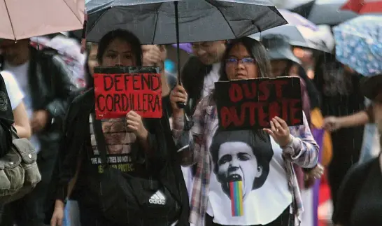  ?? Photo by Jean Nicole Cortes ?? MUST FALL – Protesters, mostly students, on Friday called for the ouster of President Rodrigo Duterte as Baguio joined the observance of the declaratio­n of Martial Law, 46 years ago. Protesters braved the Friday showers to air their grievance against the administra­tion which is accused of human rights violation.