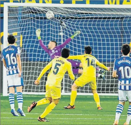  ?? FOTO: EFE ?? Por la escuadra
Remiro no logra alcanzar el balón tras el fenomenal disparo de Parejo que supuso el 1-0