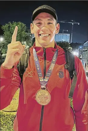  ?? FOTO: FEDBOXEO ?? El marbellí sonríe con la medalla de oro en el reciente Europeo de Belgrado