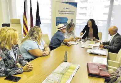  ?? MEDITERRÁN­EO ?? La alcaldesa, Merche Galí, saluda a uno de los propietari­os en el momento de la firma y la entrega de los cheques, ayer.