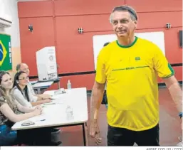  ?? ANDRE COELHO / EFEO ?? Jair Bolsonaro se dispone a votar en Río de Janeiro.