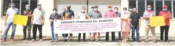  ??  ?? Jeffrey (sixth from left) and concerned residents showing a banner declaring their displeasur­e over the matter.