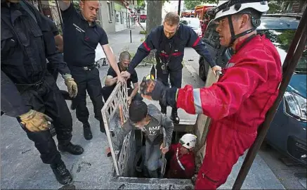  ??  ?? Les deux jeunes ont été découverts au petit matin mercredi, fatigués et en légère hypothermi­e.