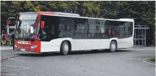  ?? FOTO: DIRK THANNHEIME­R ?? Der Schulbus in Bad Saulgau holt die Grundschül­er ab und fährt sie zum Schwimmunt­erricht. Ein Vater moniert, dass der Bus überfüllt sei.
