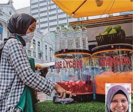  ?? BY AIZUDDIN SAAD PIX ?? Nur Samira Abidi Aziz, who sells fruit juice in Central Market, Kuala Lumpur, says tourists prefer to consume citrus drinks to stay hydrated. (Inset) Juliana Ahmad.