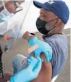  ?? CARLINE JEAN/SOUTH FLORIDA SUN SENTINEL ?? Verben Grier, of Miramar, receives the Johnson & Johnson vaccine at a FEMA COVID-19 vaccinatio­ns site at Miami Dade College North Campus on Friday.