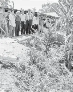  ??  ?? Junaidi (right) observing the erosion situation at Kampung Pulo Air, Lundu yesterday. Also seen are Chok (left) and Hamsein (second left).