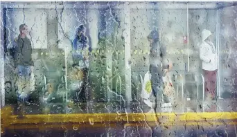  ??  ?? Maurice Henri a pris cette photo à la Place Champlain à Dieppe. Elle fait partie de sa collection Aquarelles sous la pluie. − Acadie Nouvelle: Sylvie Mousseau