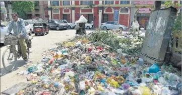  ?? SAMEER SEHGAL/HT ?? Garbage lying in front of the Arya Girls Senior Secondary School at Lohgarh in Amritsar on Tuesday.