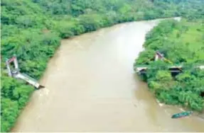  ??  ?? COLAPSO. Puente que cayó unía la parroquia Los Encuentros con 19 comunidade­s.