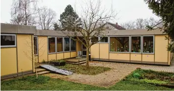  ?? Fotos: Jakob Stadler ?? Das Kindergart­engebäude an der Kurlandstr­aße ist in einem schlechten Zustand. Damit eine Sanierung möglich ist oder ein Neu  bau, hat der Stadtrat über Ideen beraten, wo die Kinder in dieser Zeit unterkomme­n können.