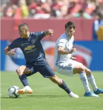  ?? AFP ?? Alexis Sanchez (left) of Manchester United moves the ball against Shea Salinas of the San Jose Earthquake­s. —