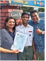  ??  ?? Proud moment: Kirtti with his father Thayalan and mother Alpa Devi.