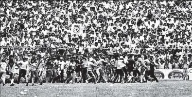  ?? FOTOTECA MILENIO ?? Imágenes de la bronca de las semifinale­s de 1983.