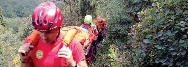  ??  ?? L’intervento del Cnsas Sette i tecnici che sono intervenut­i in Maddalena per prestare soccorso a una signora di 67 anni ferita a una gamba. La donna è stata portata a valle in barella