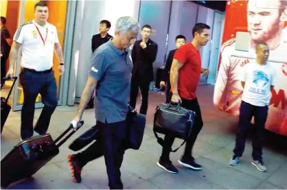  ??  ?? Mourinho e a restante comitiva do United deixou ontem a China